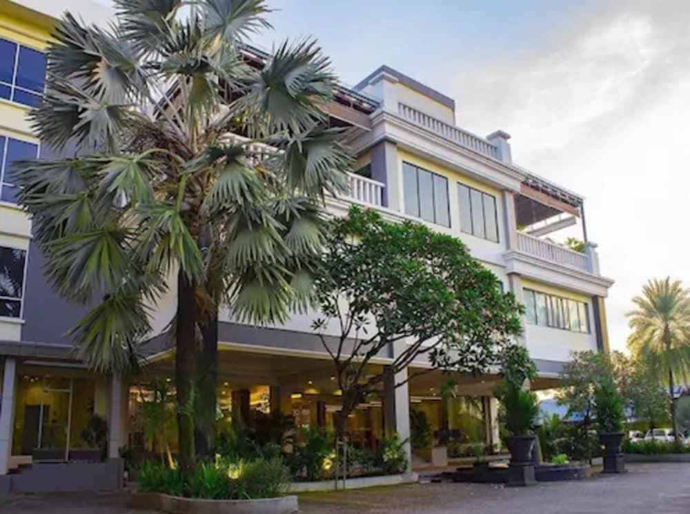 Rattan Inn Hotel Banjarmasin  Exterior photo